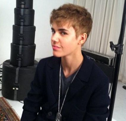 justin bieber with short hair 2011. pics of justin bieber with